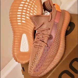 Yeezy clay size 5.5